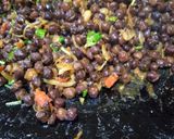 A picture of step 5 of Tawa masaledar kale chanay.