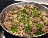 Foto del paso 6 de la receta: Alubias Blancas de Bote Exprés con Salchichas de Pollo y Champiñones