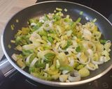 Foto del passaggio 2 della ricetta Torta salata rustica di porri e patate 🥔🥘🧀