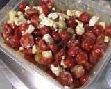 Une image de l'étape 9 de Salade de tomates cerises aux pickles, olives et feta.