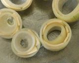 Foto langkah ke 2 dari resep Cheezy onion ring.
