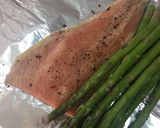 Foto del paso 3 de la receta: Salmón al ajo con limón y parmesano y espárragos