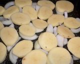 Foto del paso 2 de la receta: Salmon a la vizcaína en colchón de papa y cebolla