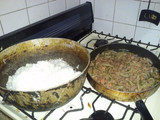 Arroz frito de carne y salchicha