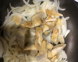 Foto del paso 4 de la receta: Muslo de pollo deshuesado en salsa de cebolla y alcachofas