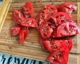 Une image de l'étape 5 de Salade composée au concombre, tomates, feuille de chêne et oignon rouge.