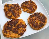 Une image de l'étape 10 de Galettes de carottes aux courgettes, herbes et emmental.