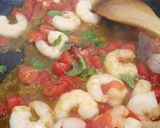 A picture of step 2 of Spaghetti con gamberi e pomodorini.