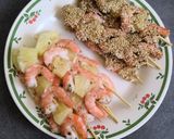 Une image de l'étape 2 de Brochettes de crevettes et ananas au graines de sésame.