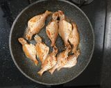 Hình bước làm 3 của món Cá Liệt Lợ Chiên Chấm Mắm Ngò