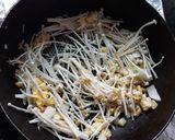 Foto langkah ke 4 dari resep Nasi goreng Mawut Enoki Mushroom.