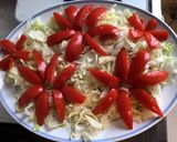 Une image de l'étape 2 de Salade florale aux tomates,iceberg,mozzarella di buffala et basilic frais.