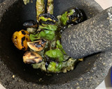 Foto del paso 2 de la receta: Salsa verde molcajeteada picante
