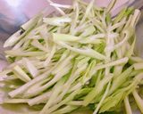 Hình bước làm 2 của món Gỏi Gà Xé Cần Tây