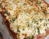 Foto del paso 3 de la receta: Pizza integral de jamón York, brócoli y espinacas