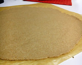 Foto del paso 2 de la receta: Pizza de queso de cabra, cebolla caramelizada y nueces con base casera integral