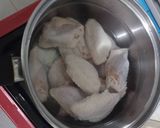 รูปขั้นตอนการทำที่ 1 ของ ปีกไก่ต้มน้ำปลา