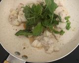 รูปขั้นตอนการทำที่ 5 ของ กะเพราอกไก่สับ ไข่ขาวต้ม