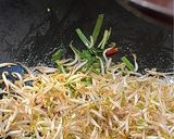 Foto langkah ke 3 dari resep Tumis Toge daun Kucai.