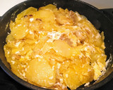 Foto del paso 6 de la receta: Patatas con huevos estrellados