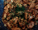 Foto del paso 3 de la receta: Salteado de pechuga con patatas y champiñones