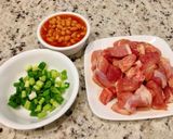 Hình bước làm 1 của món Thịt Heo Sốt Đậu Tương