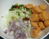 รูปขั้นตอนการทำที่ 3 ของ ยำแตงร้านไส้กรอกไก่