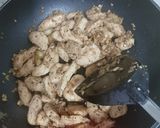 รูปขั้นตอนการทำที่ 3 ของ อกไก่ผัด​กระเทียมพริกไทย ฉบับไม่มีรากผักชี