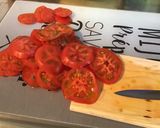 Une image de l'étape 2 de Salade de tomates roses à la mozzarella di buffala, persil et crème de balsamique.