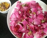 रोज़ हर्बल टी (rose herbal tea recipe in Hindi) रेसिपी चरण 2 फोटो