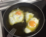 Foto del paso 5 de la receta: Gulas sobre huevos estrellados y patatas