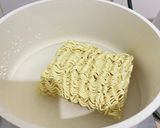 Foto langkah ke 1 dari resep Mie goreng sawi (tanpa minyak).