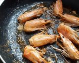Foto del paso 2 de la receta Espaguetis con langostinos y surimi (otra versión)