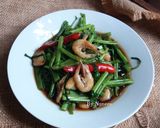 Gambar langkah 4 resipi Sayur Kangkung Goreng Kicap.