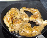 Foto del paso 1 de la receta: Muslos de pollo al horno con limón, tamari y vino blanco