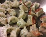 Foto langkah ke 8 dari resep Aka Gyoza (Chinese Dumplings / Wontons / Potstickers).