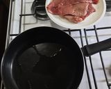 Foto del paso 1 de la receta: Bifecitos en sartén con arvejas huevo y salsa