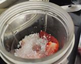 A picture of step 2 of Fresh Strawberry Juice.