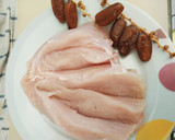 Foto del paso 1 de la receta: Pechugas envueltas en panceta y rellenas con dátiles