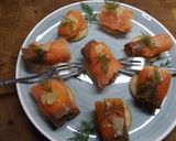 Foto del paso 2 de la receta: Blinis con rollitos de salmón