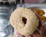 Foto langkah ke 4 dari resep Donat Pisang Wijen.