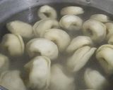 Foto del paso 9 de la receta: Capeletis de ricotta, pollo y nuez con masa precocida casera