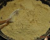 A picture of step 1 of Besan Halwa حلوای آرد نخودچی.