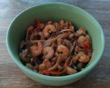 Foto langkah ke 6 dari resep Oseng jamur tiram udang pedas manis.