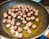 Foto del passaggio 2 della ricetta Pizza integrale salsiccia e friarielli