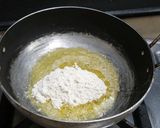 A picture of step 2 of Spaghetti aglio e olio.