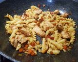 Foto del paso 3 de la receta: Tirabuzones con pollo y algo más
