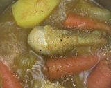 Foto del paso 3 de la receta: Caldito de pollo, zanahoria, patata y cebolla