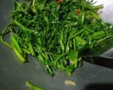 Foto langkah ke 2 dari resep Tumis Kangkung Saus Tiram.