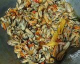 Foto langkah ke 3 dari resep Tumis Kerang Pedas.